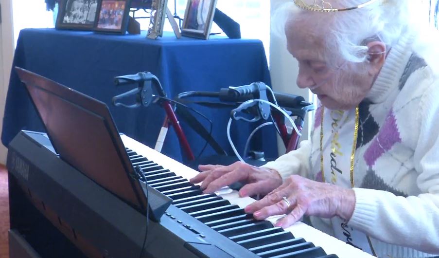 Resident Elsie Beeler playing the piano