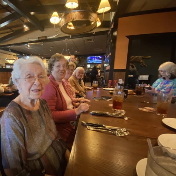 A group of Ridgemont residents enjoying lunch at Longhorn Steakhouse