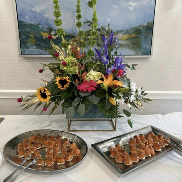 Hor d'oeuvres and centerpiece at the Newt and Nancy Thomas gallery